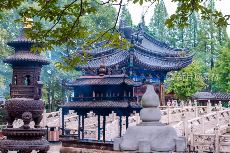 晴朗的午后，镇江焦山风景区定慧寺建筑