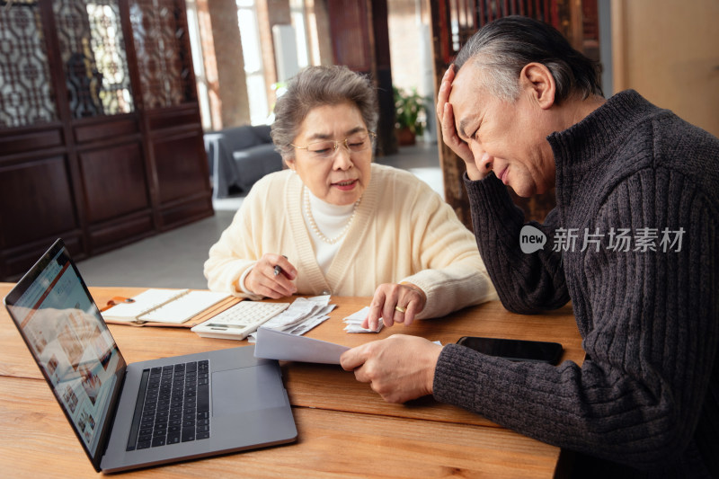 老年夫妇做养老金理财