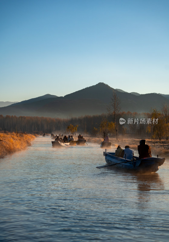 泸沽湖冬天唯美晨雾冬景