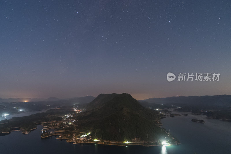 夜晚星空下的山水岛屿全景