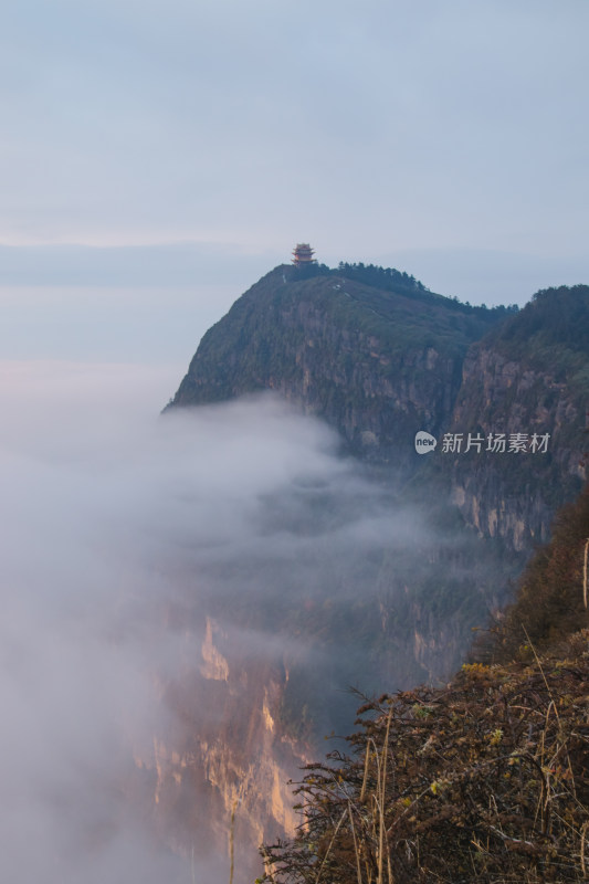 峨眉金顶晨光山峰