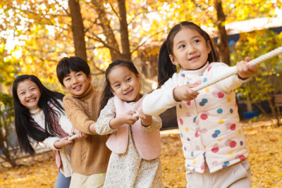 小学生在拔河比赛