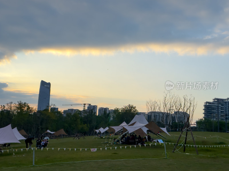 日落时草地里的帐篷风景