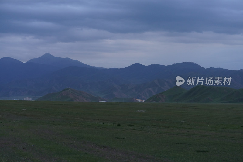 新疆内蒙大草原山脉自然风光