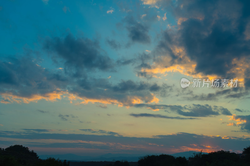 夕阳西下的天空云彩