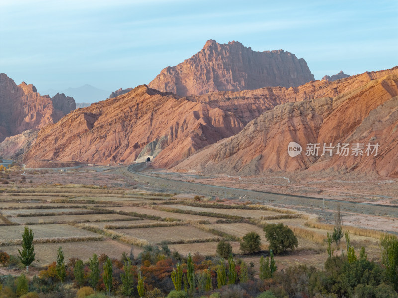 新疆南疆阿克苏库车天山红山石林大峡谷航拍