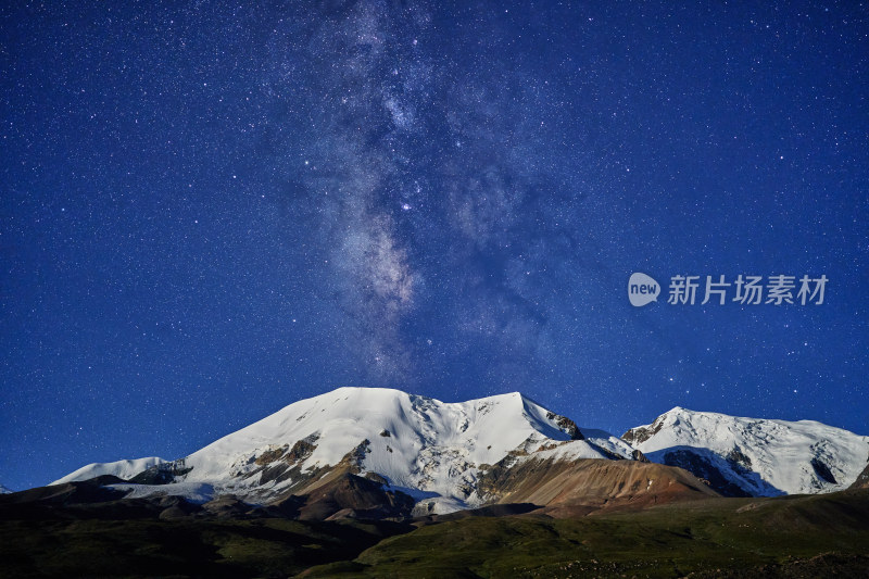 银河下的阿尼玛卿雪山