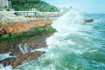 海边礁石处海浪翻涌的美丽景象