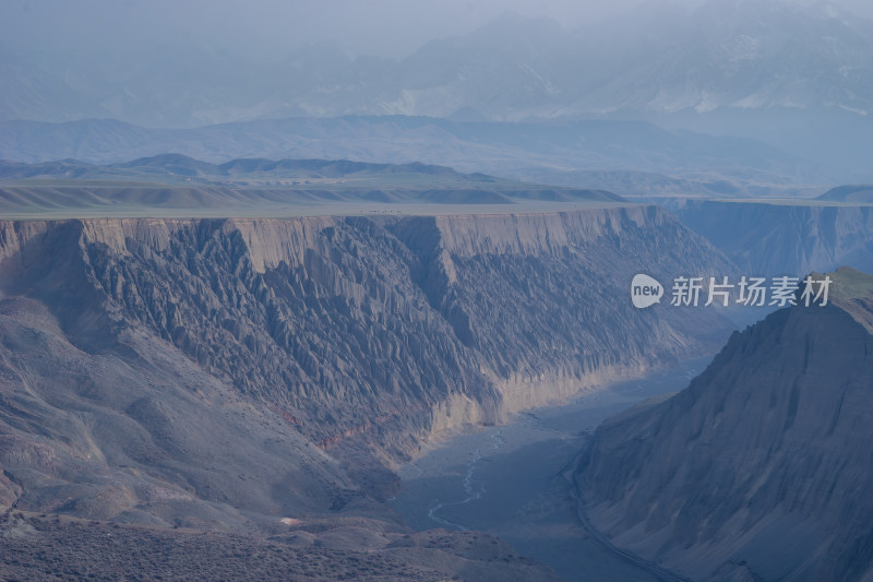 壮阔的高山峡谷风景全景图