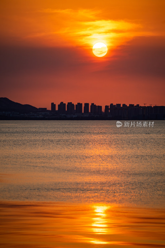 山东烟台金沙滩景区海上日落晚霞景观