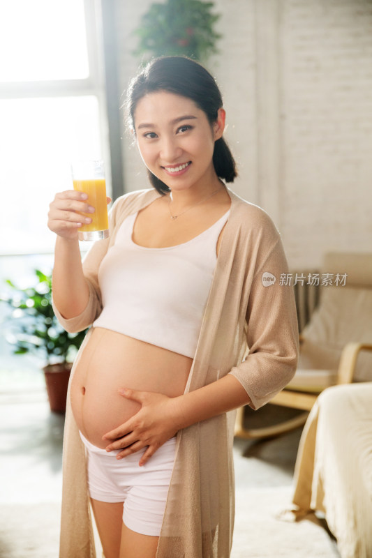 孕妇正在喝果汁