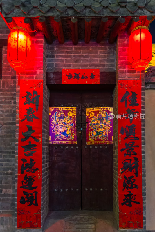 春节新年农家大门张灯结彩红色对联大红灯笼
