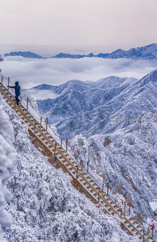 寒冷冬季大雪游客登山旅游