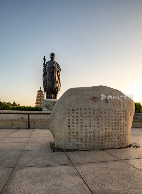 清晨的西安大雁塔大雁塔南广场玄奘雕塑景观