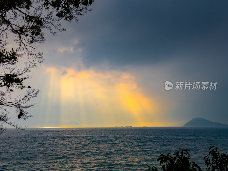 日落时海景映衬着戏剧性的天空