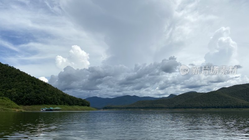 山水相依的湖泊自然景观