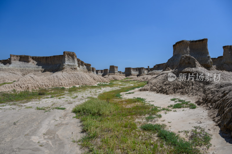 烈日下的山西省大同市土林地貌风光