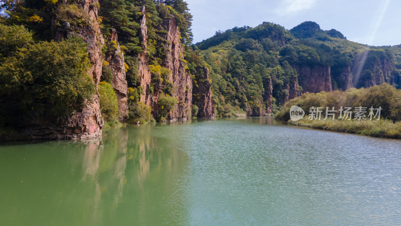 悬崖峭壁下的湖泊