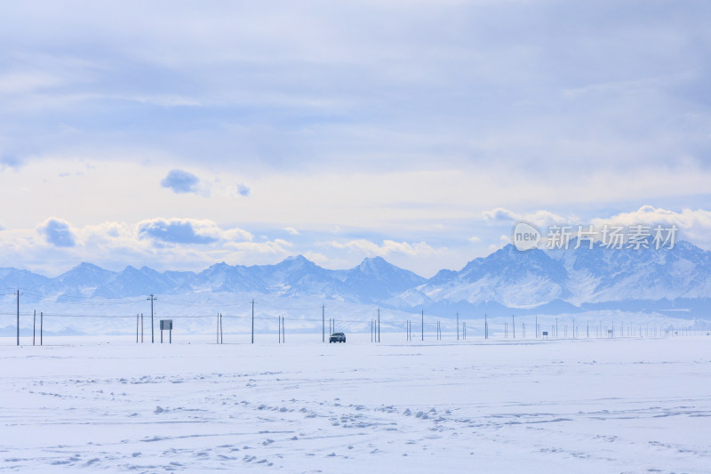 中国新疆阿勒泰冬季雪景茫茫雪原与雪山