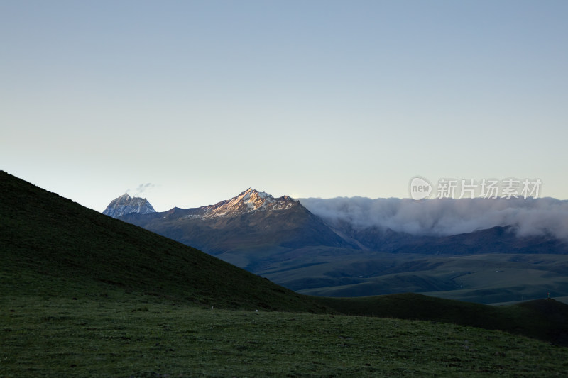 川西之旅，雪山，白云，树林，日照金山