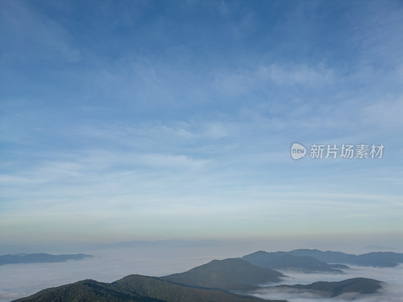 航拍云海之上的山峦