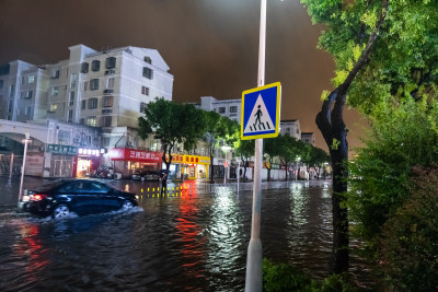 台风携带暴雨造成城市积水内涝出行不便