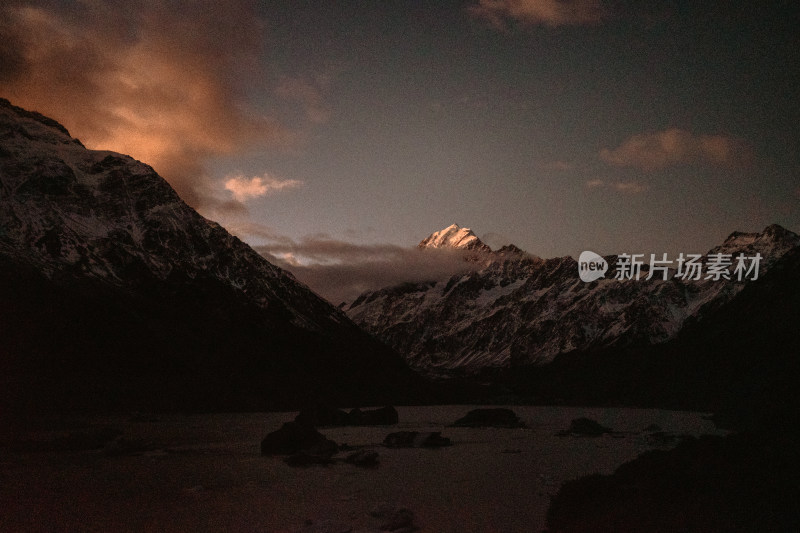 新西兰南岛HookerValleyTrack日照金山