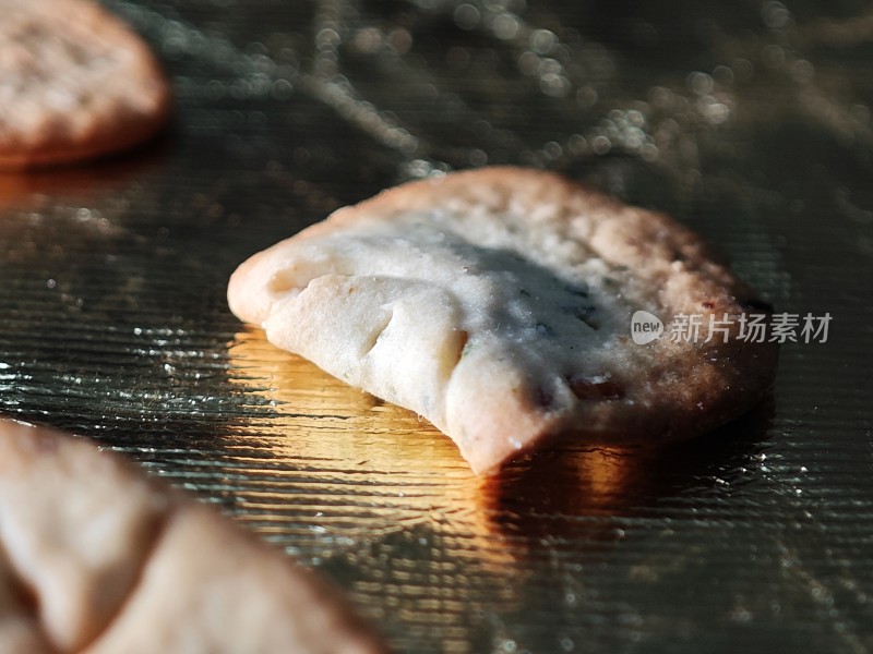 金色背景上放置着的美味饼干