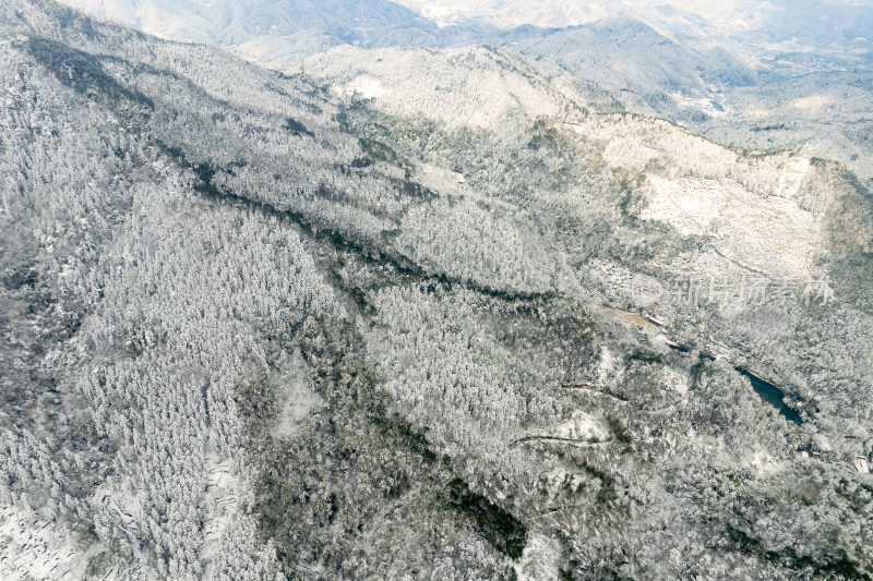 蓝天白云丘陵山川雪景航拍图