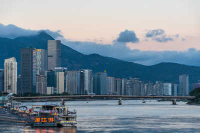 福州城市江畔的高楼大厦与游船的全景