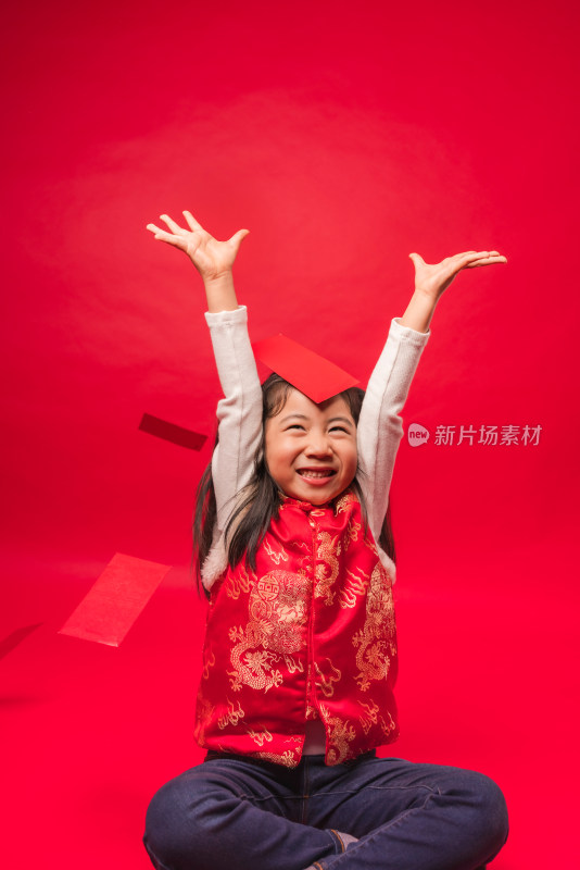 红色背景前穿旗袍的中国女孩空中有多个红包