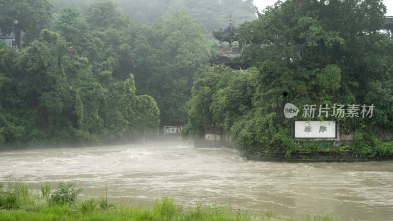 成都都江堰景区雨季的风景及游客