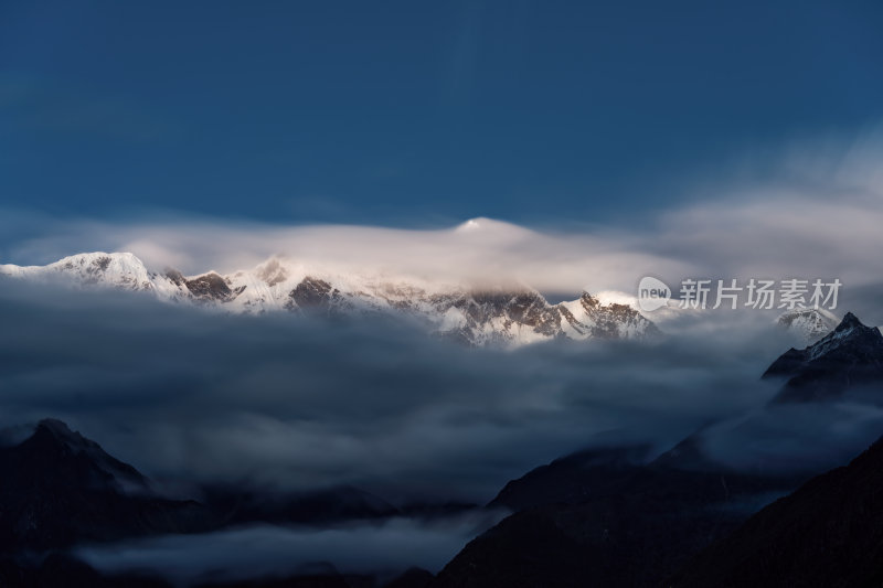 西藏林芝索松村南迦巴瓦峰雪山云海之巅