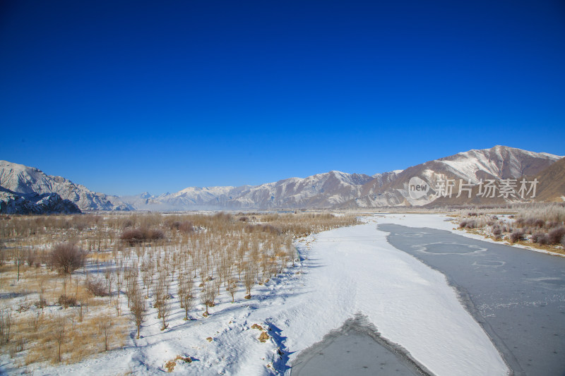 中国西藏冬季拉萨河雪景及拉萨河大桥