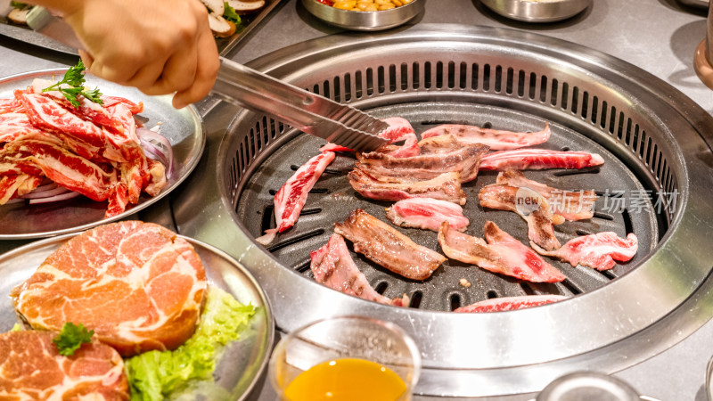 餐桌上的牛肉烤肉美食多角度特写