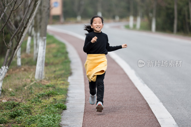 面带笑容迎面跑来的女孩