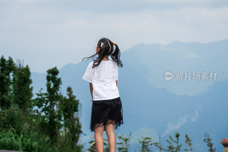 晴朗的夏天午后走在盘山公路上的东方女孩