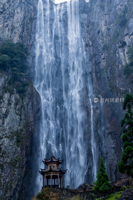 水流汹涌的瀑布