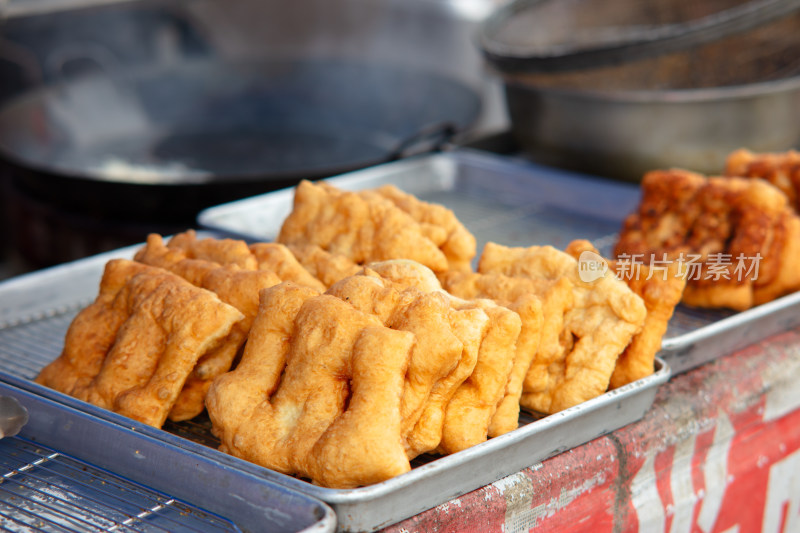 早餐摊子新出锅的炸油饼