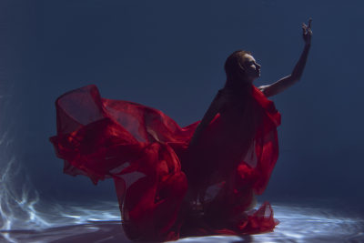 水下女子舞动红色纱裙