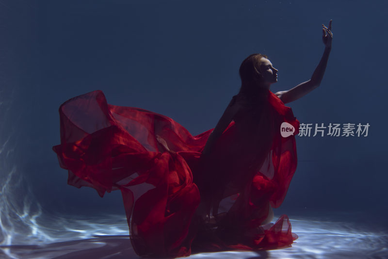 水下女子舞动红色纱裙