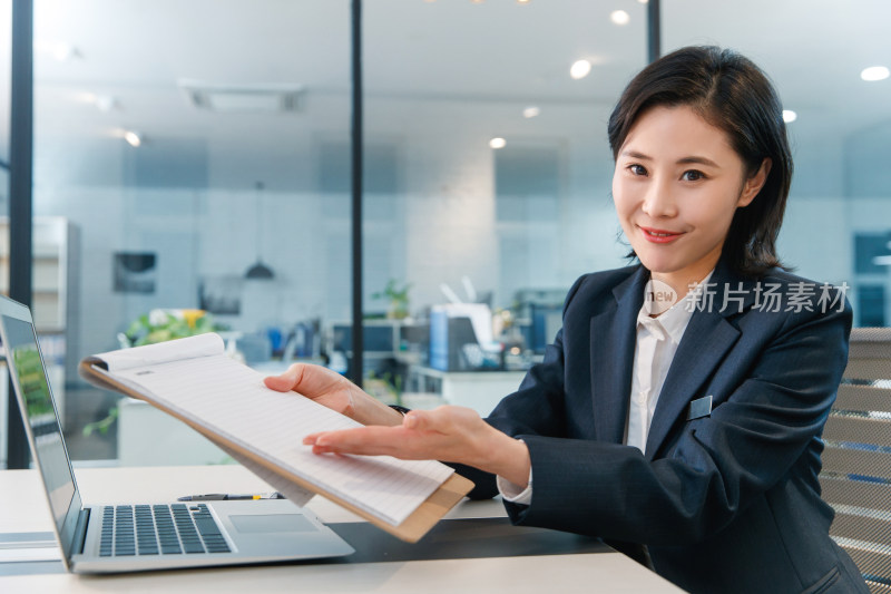 青年女客服人员