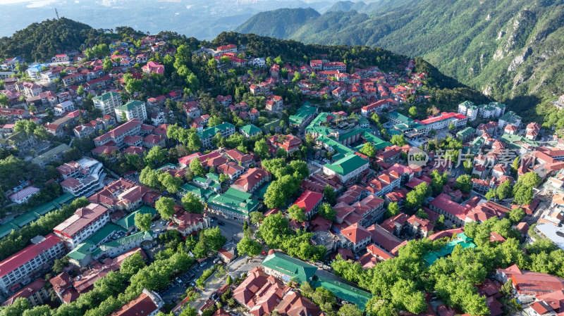 庐山风光枯岭镇特色建筑山顶小镇的壮丽景色