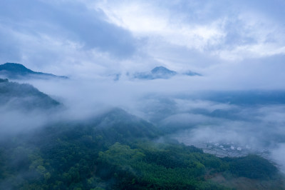 山间云雾缭绕的自然风光