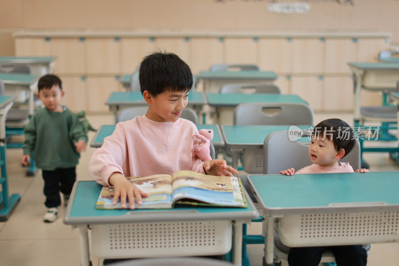 小学生在教室里学习