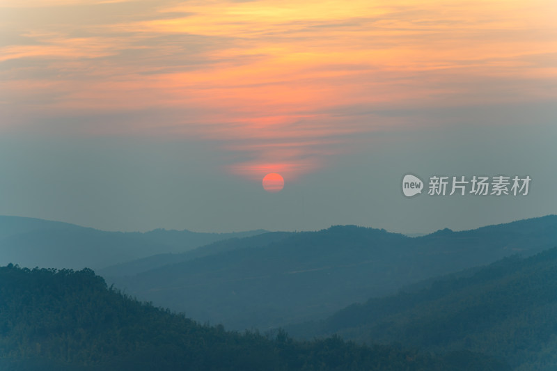 日落时群山对天的景色