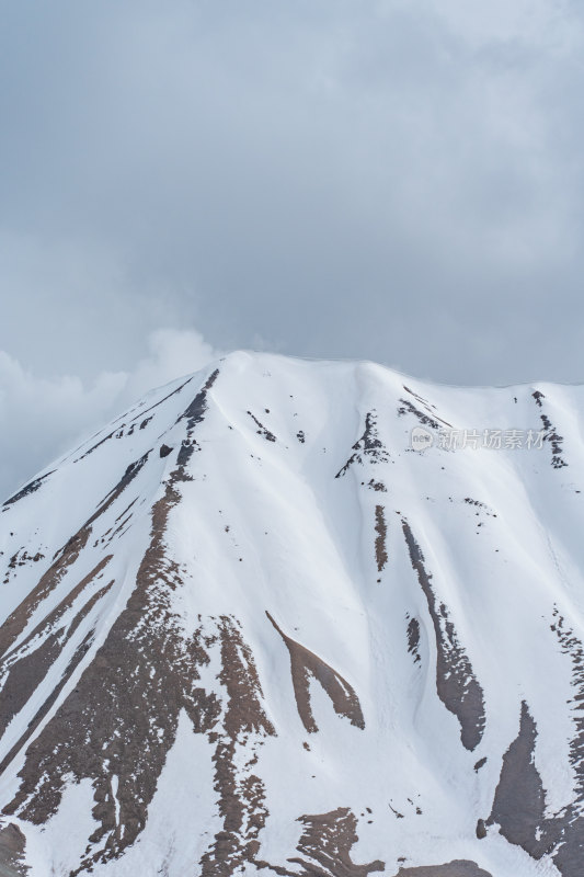 青海果洛阿尼玛卿山高原山峰积雪