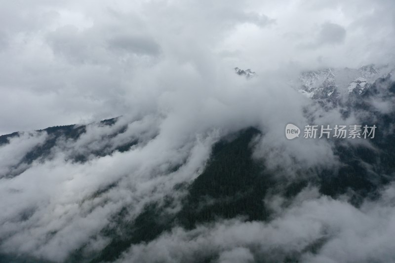 云雾缭绕的山峰