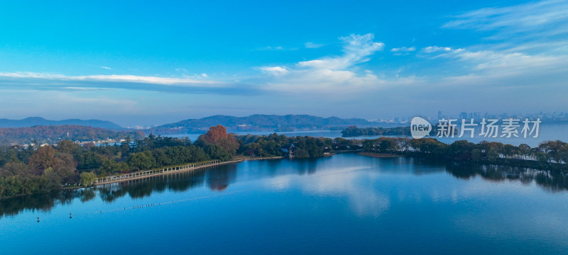 杭州清晨的西湖与游船