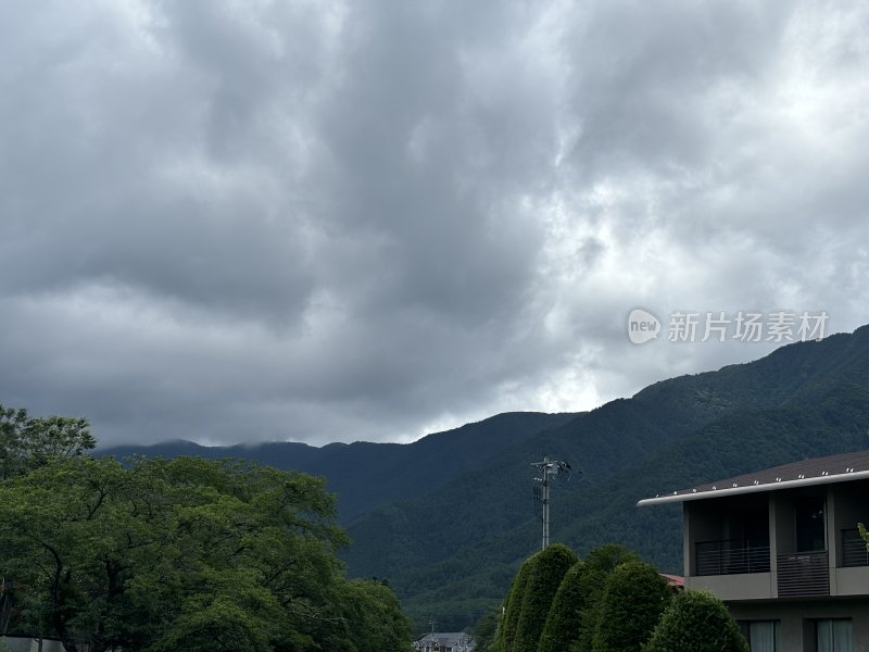 阴云笼罩下的山间房屋景致